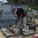 萩市地域墓地で墓石リフォーム工事の着工を致しまして、墓石の解体作業を行いました。