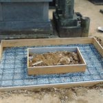 萩市内墓地にて墓石リフォームの基礎工事を行いました。