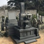 萩市内墓地にて　墓石リフォームの納骨墓台、本体据え付け工事を行いました。