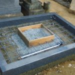 萩市内墓地にて墓石リフォーム工事　巻き石施工と本体部分の基礎工事を行いました。