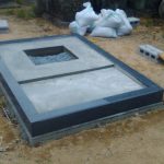 萩市地域墓地にて洋墓の巻き石据え付けと本体の基礎工事を行いました。